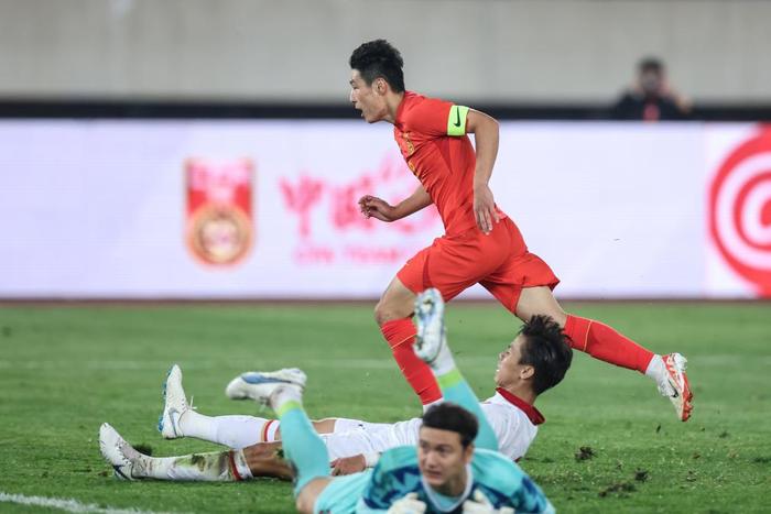 10月10日，中国队球员武磊（上）进球后庆祝。