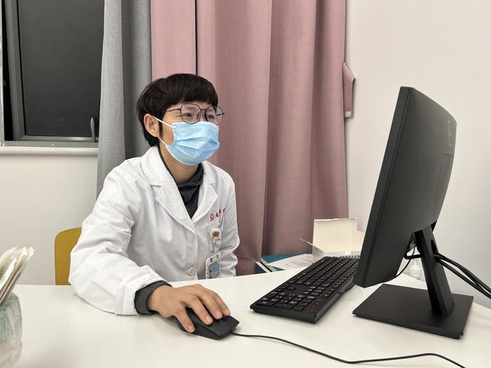 12月6日下午，上海龙华医院儿科主任医师李文在诊室工作。本文图片均为 澎湃新闻记者 李佳蔚 图