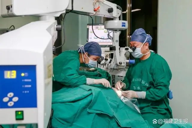 ▲赵广愚院长（右）正在为患者做眼部手术（资料图）