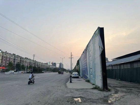 王广敏任县委书记时期，砀山县政府强拆企业围墙后又修建挡板遮挡。（南方周末记者 翟星理 / 图）